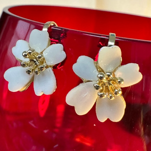 Two pair tiny petite style flower earrings - Picture 4 of 7